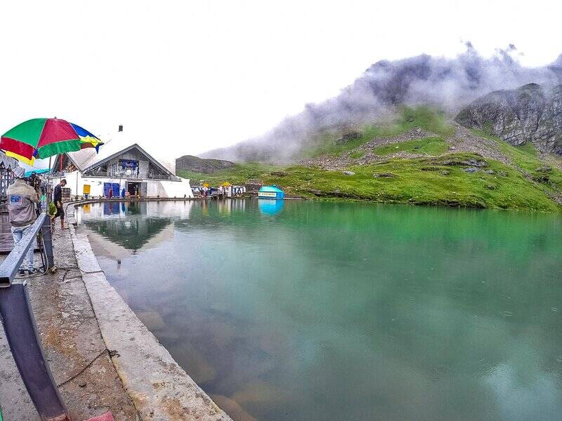 Hemkund Sahib Lake