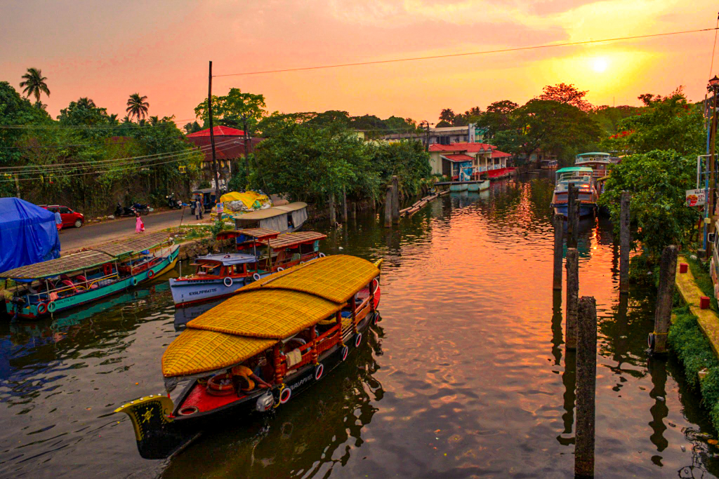 shikara and houseboat in the river kerala itinerary