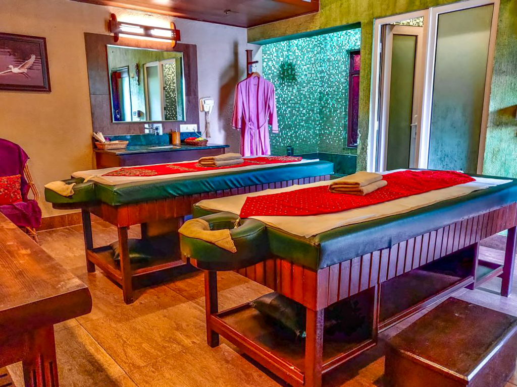 Spa room with shower facility aahana resort ramnagar